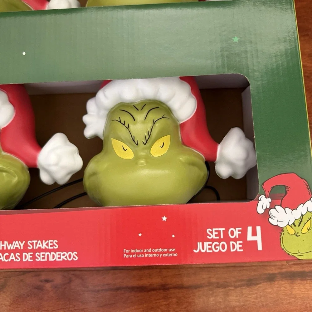 The Grinch Pathway Stakes 4 Count With Santa Hat LED Lights w/ Grinch Faces New!